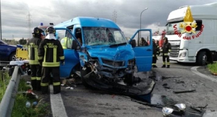FOTO. Accident grav, cu români încarcerați. Impact între un TIR și o camionetă