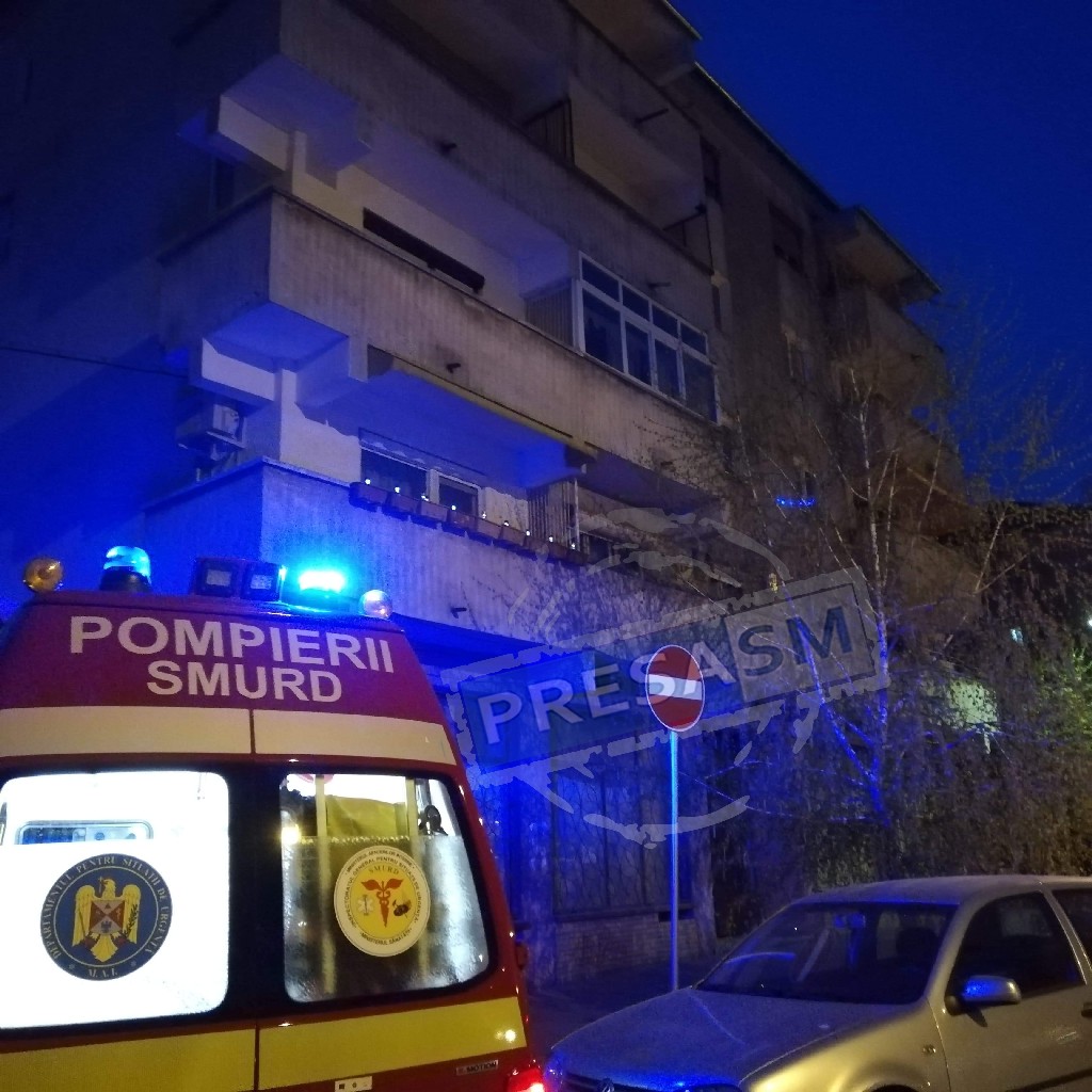 FOTO. Sătmăreancă găsită decedată într-un bloc. Intervenție a pompierilor și polițiștilor