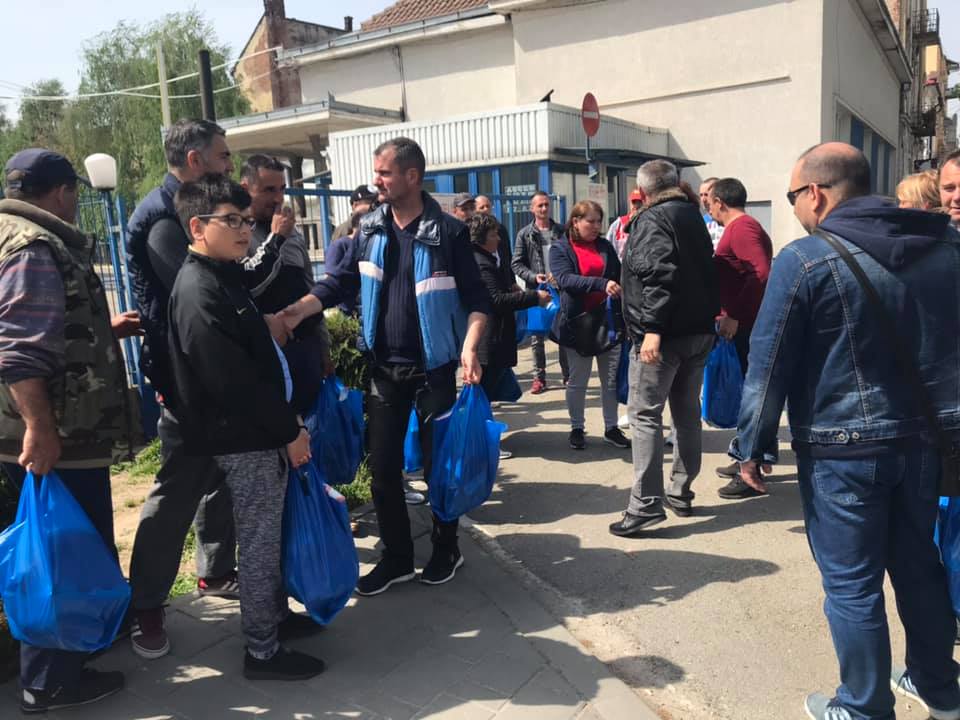 FOTO. Cadouri pentru copiii greviștilor de la Electrolux. PRO România, primul partid care ajută