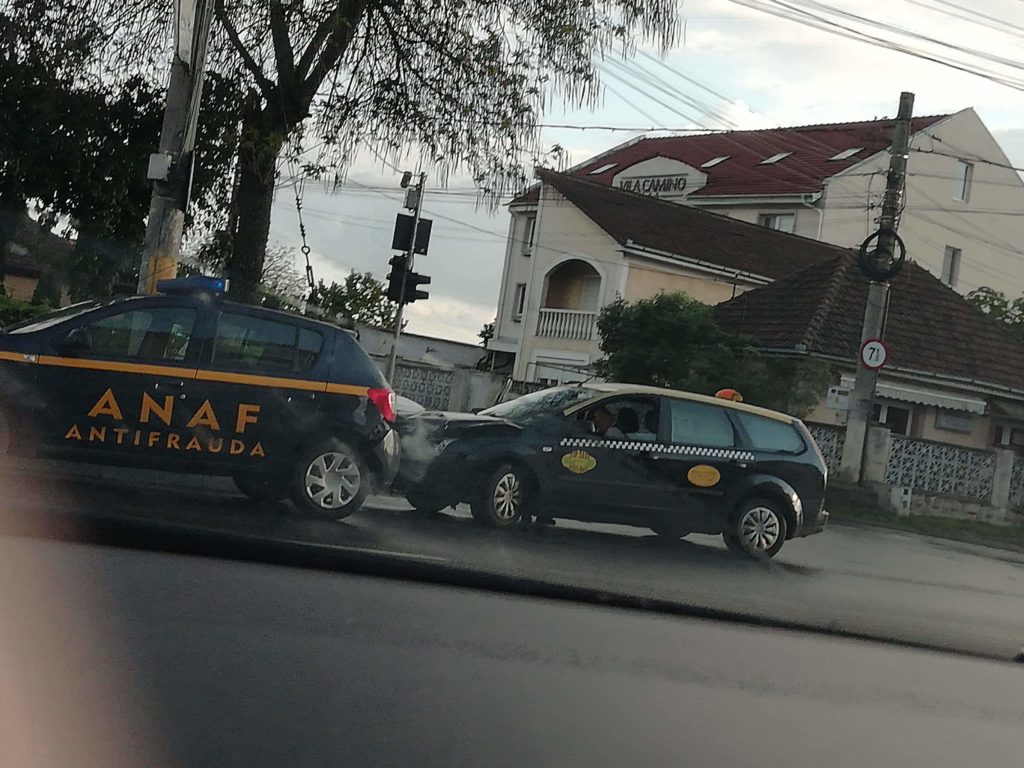 FOTO. ”Răzbunare?!” Accident între un taximetru și o autospecială ANAF, pe Drumul Careiului
