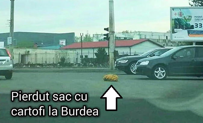 FOTO. Burdea, intersecția minunilor. După ce o mașină a luat foc, un șofer și-a pierdut sacul de cartofi