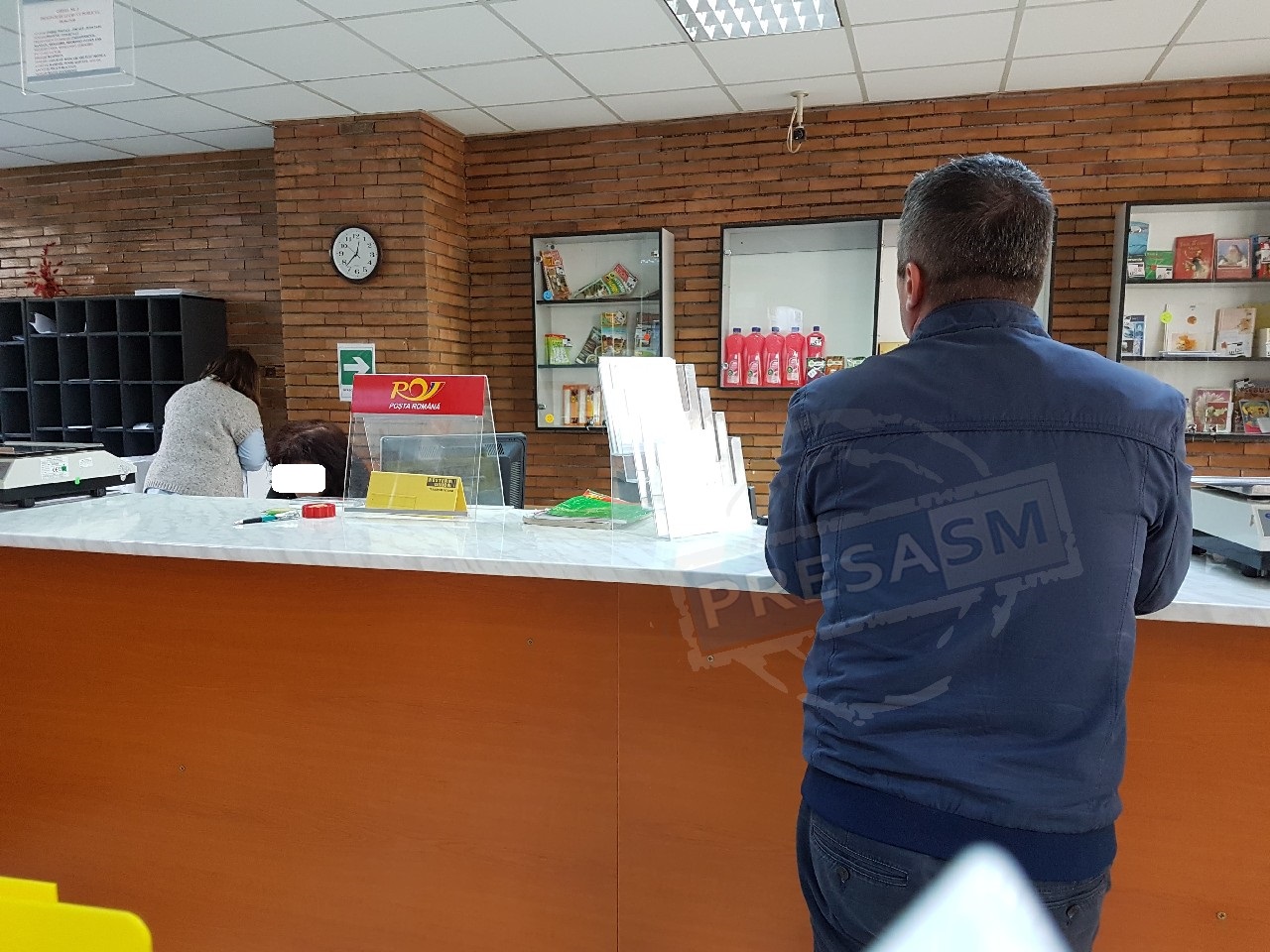 VIDEO. Angajatele Poștei Române Satu Mare pălăvrăgesc, nu muncesc. Pe nervii clienților