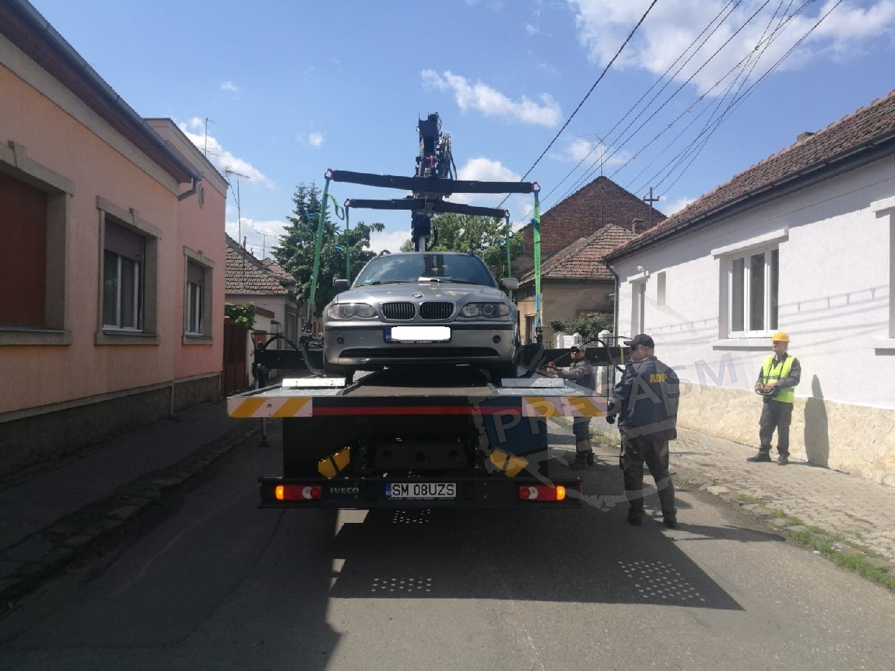 FOTO. Poliția Locală explică de ce a fost ridicat un BMW din fața casei proprietarului