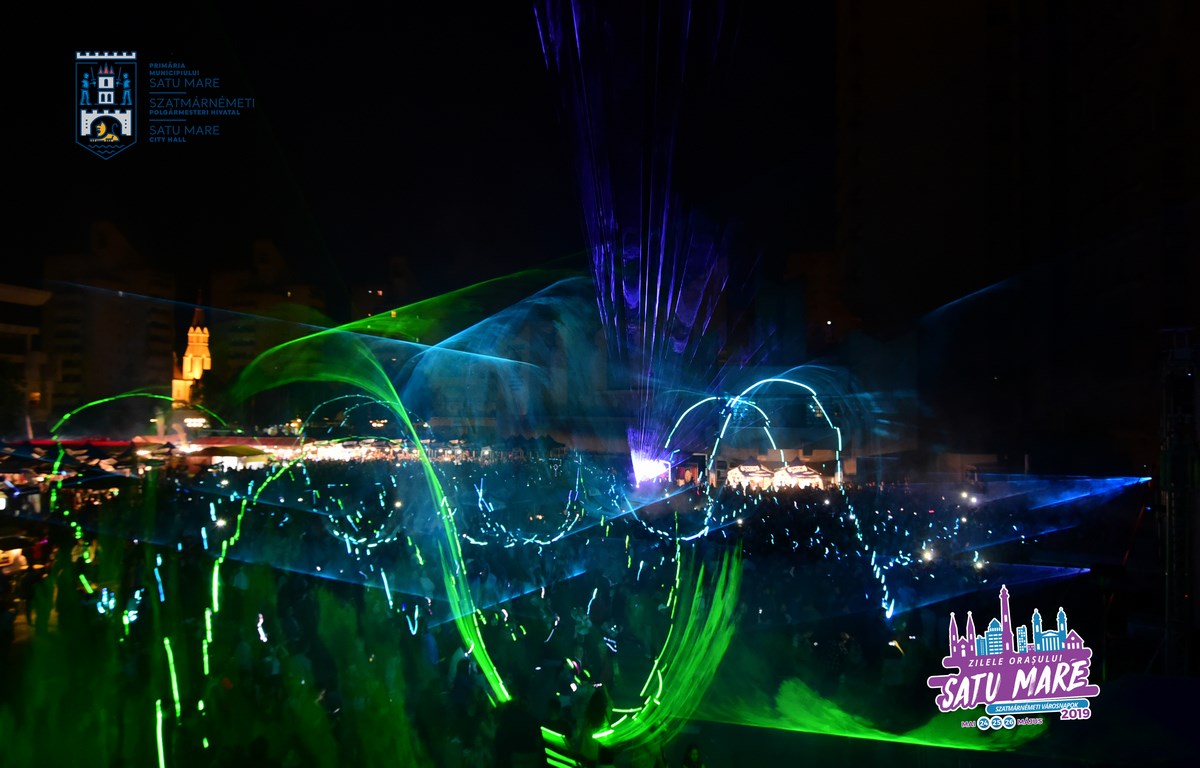 FOTO/VIDEO. Laserele au inundat centrul Sătmarului. Super show de Zilele Orașului Satu Mare