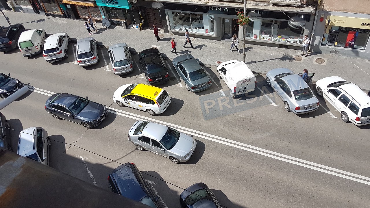 FOTO/VIDEO. Scandal în centrul Sătmarului pentru un loc de parcare. Trafic blocat