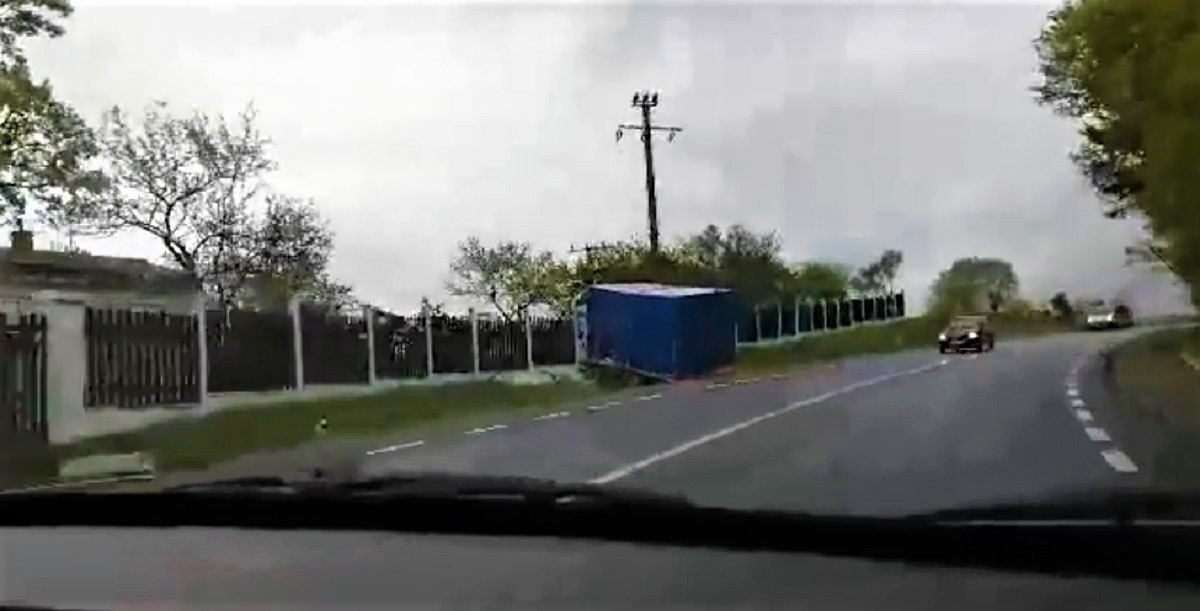 VIDEO. Un șofer din Satu Mare s-a oprit cu duba în gardul unei case