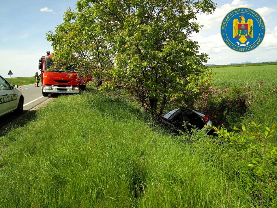 FOTO/VIDEO. Accident cu victimă încarcerată. A adormit și a ajuns în șanț. Pompierii au salvat și doi căței