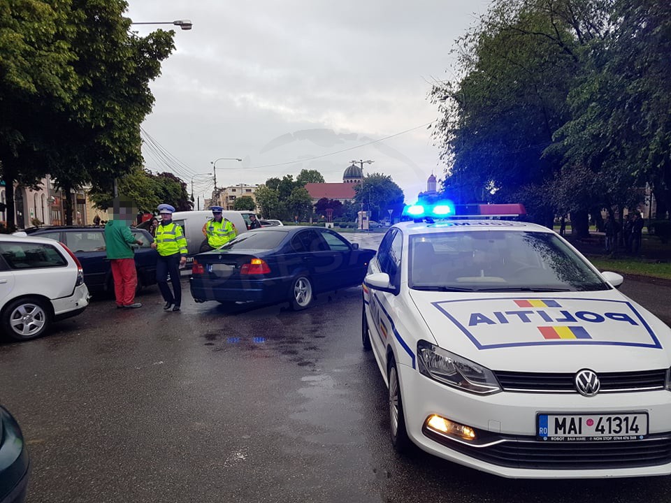 FOTO. Accident în centrul Sătmarului. A derapat cu BMW-ul