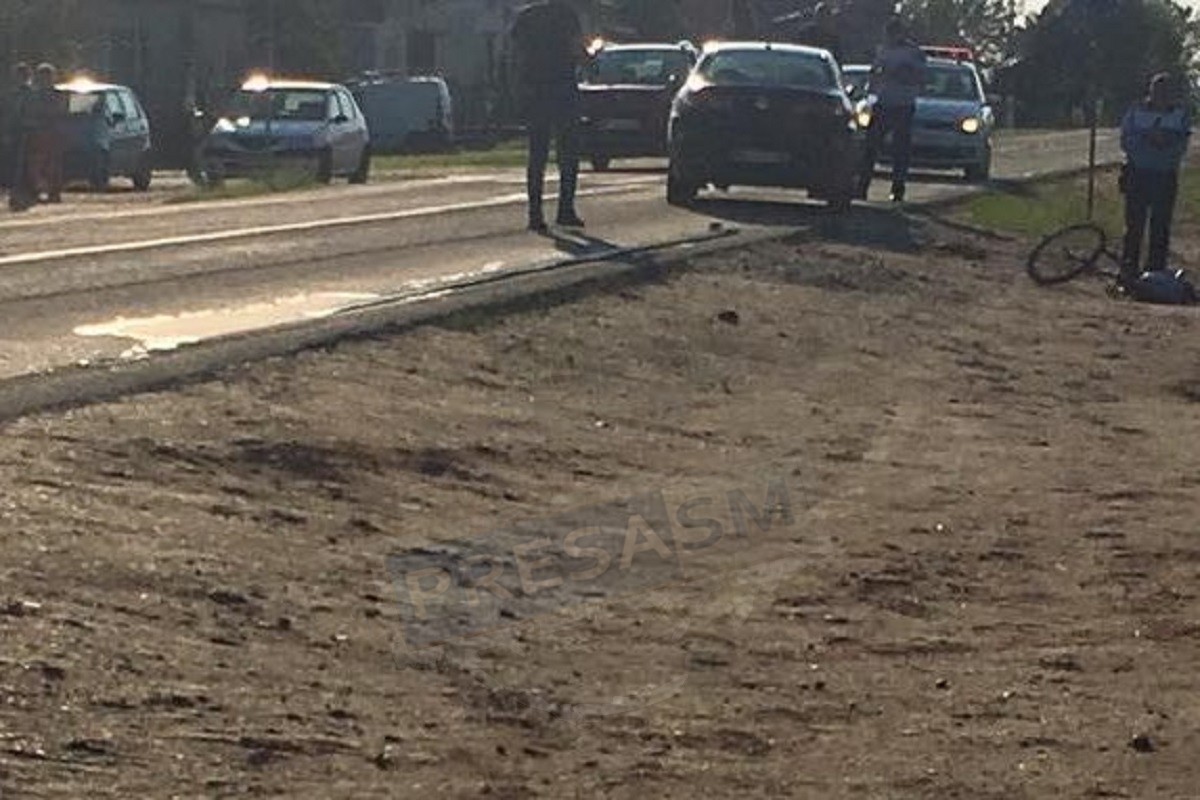 FOTO. Biciclist accidentat de o mașină în județul Satu Mare. Direct la Urgențe