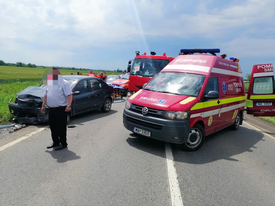 La un pas de tragedie! Fetiță lovită de două mașini, în județul Satu Mare