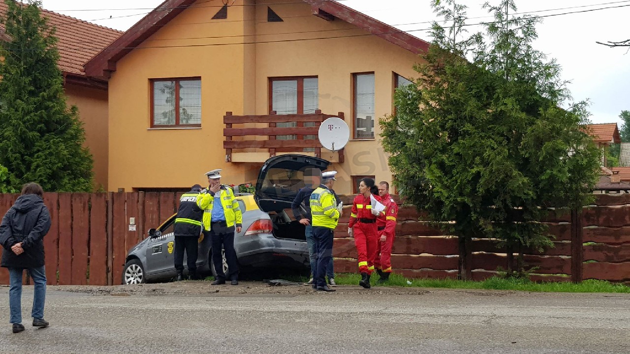 FOTOGALERIE. Accident cu trei mașini și cinci persoane. O mașină în stâlp, alta în șanț
