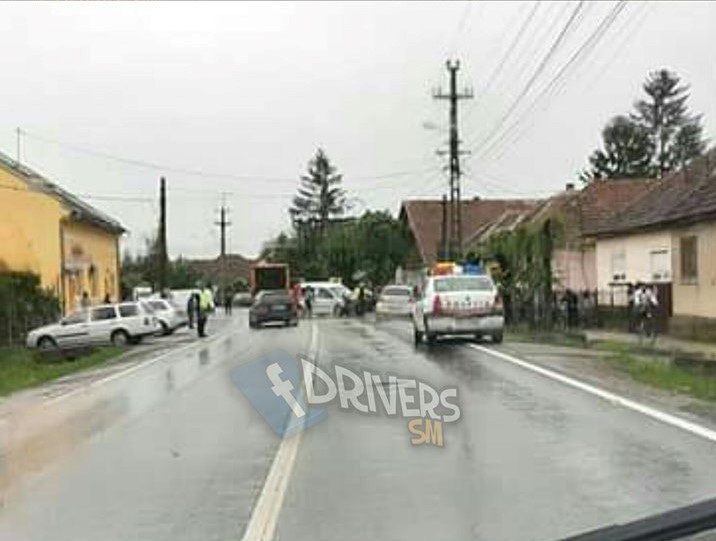 FOTO. Coliziune frontală între două mașini. O persoană a fost rănită