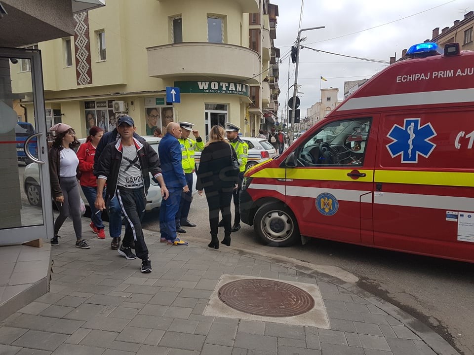 FOTO. Femeie lovită pe trecerea de pietoni, în centrul Sătmarului. Șoferul a fugit