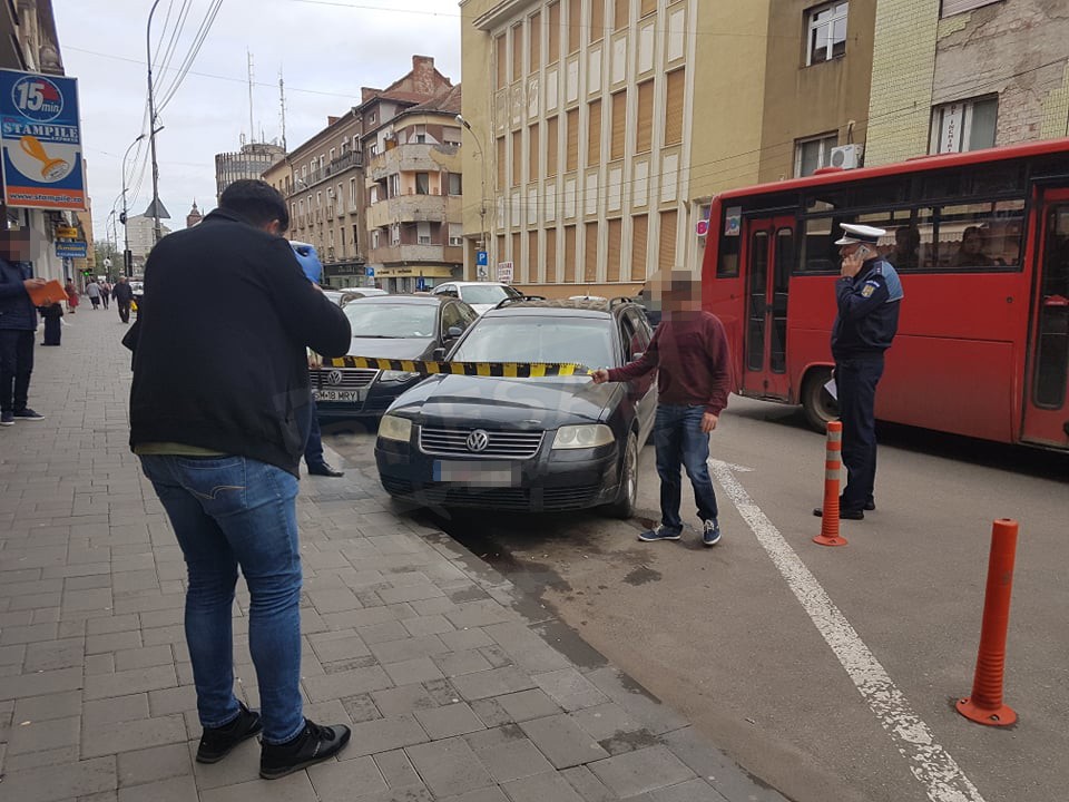 FOTO. Șoferul s-a întors la locul accidentului produs în centrul Sătmarului