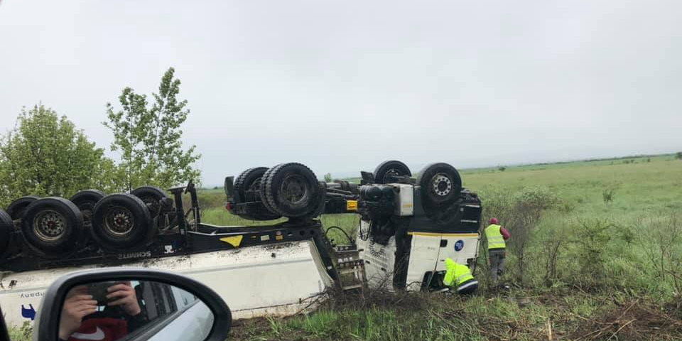 FOTO. Accident în localitatea Apa. Un camion a ajuns răsturnat pe câmp