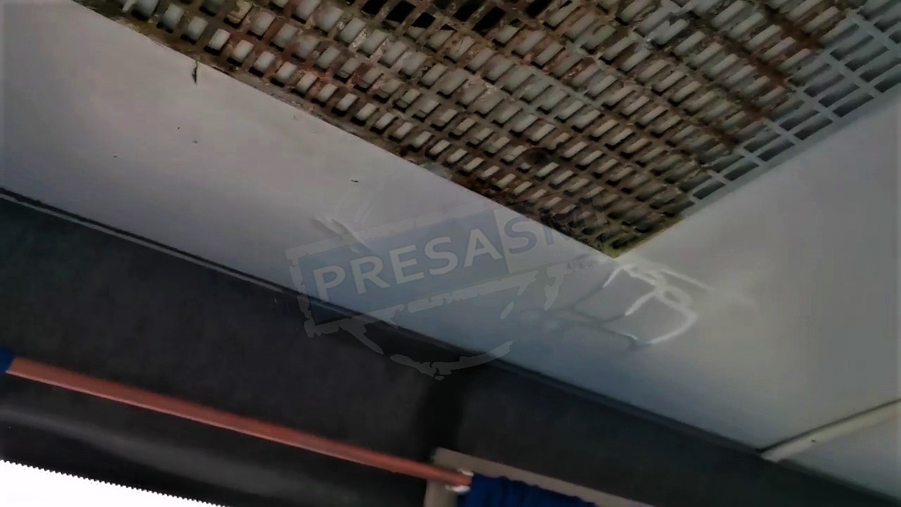 VIDEO. În unele microbuze din județ, la fel ca și afară. Plouă în capul navetiștilor