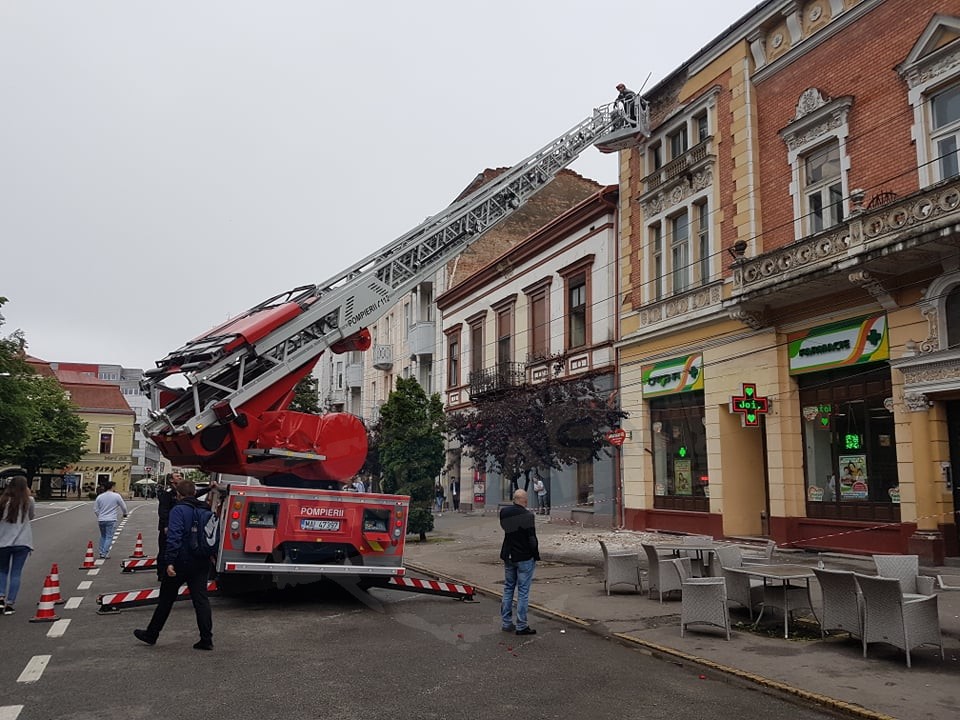 FOTO/VIDEO. Atenție, pietoni! Cade tencuiala de pe o clădire din centrul municipiului