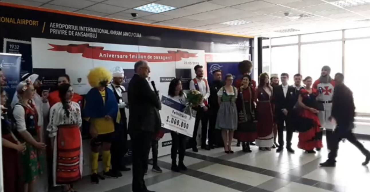 VIDEO. O sătmăreancă, pasagerul cu numărul 1.000.000 pe aeroportul din Cluj