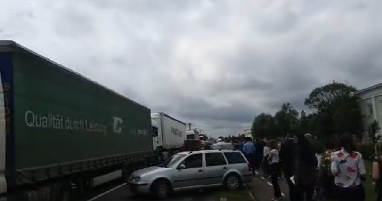 VIDEO. Nebunia de la o festivitate de absolvire a blocat traficul într-o partea a Sătmarului