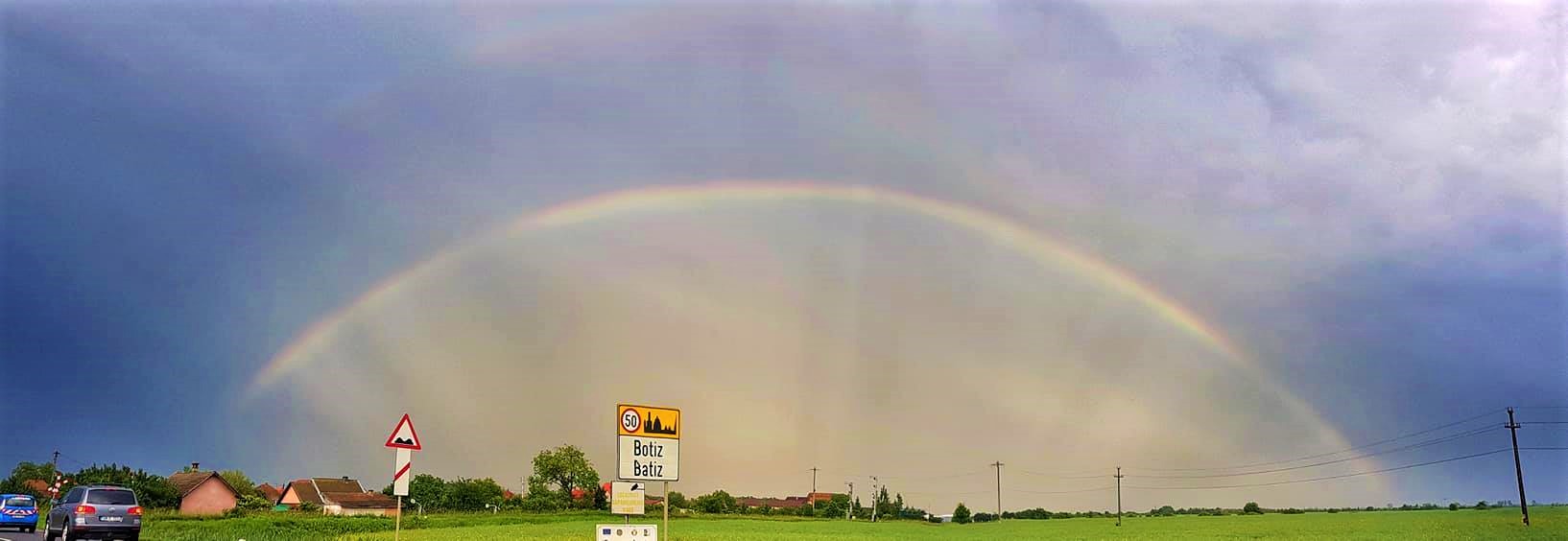 FOTOGRAFII spectaculoase. Baia Mare, sub amenințarea norilor negri. Curcubeu la Satu Mare