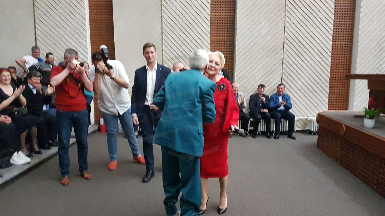 FOTO/VIDEO. Declarație de dragoste pentru Viorica Dăncilă, la Satu Mare. Premierul și-a îmbrățișat susținătorul