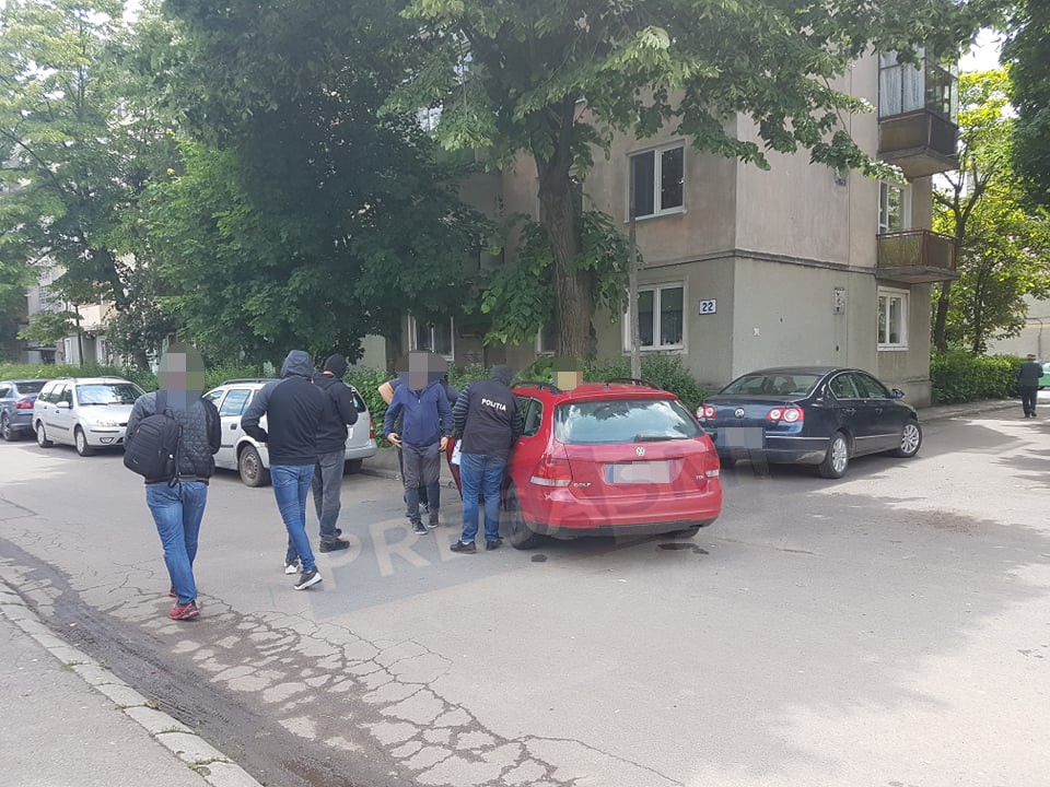 FOTO. Zeci de percheziții, inclusiv în Satu Mare, la traficanții de droguri!