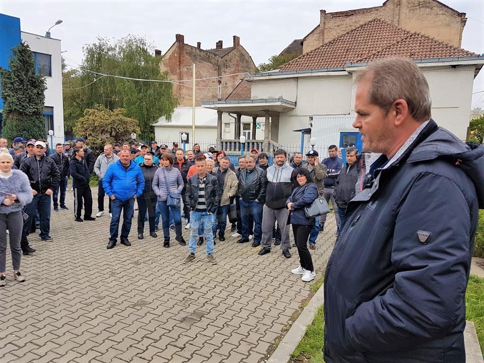 FOTO/VIDEO. Unii muncitori au părăsit greva. Cei care au rămas, deciși să nu cedeze