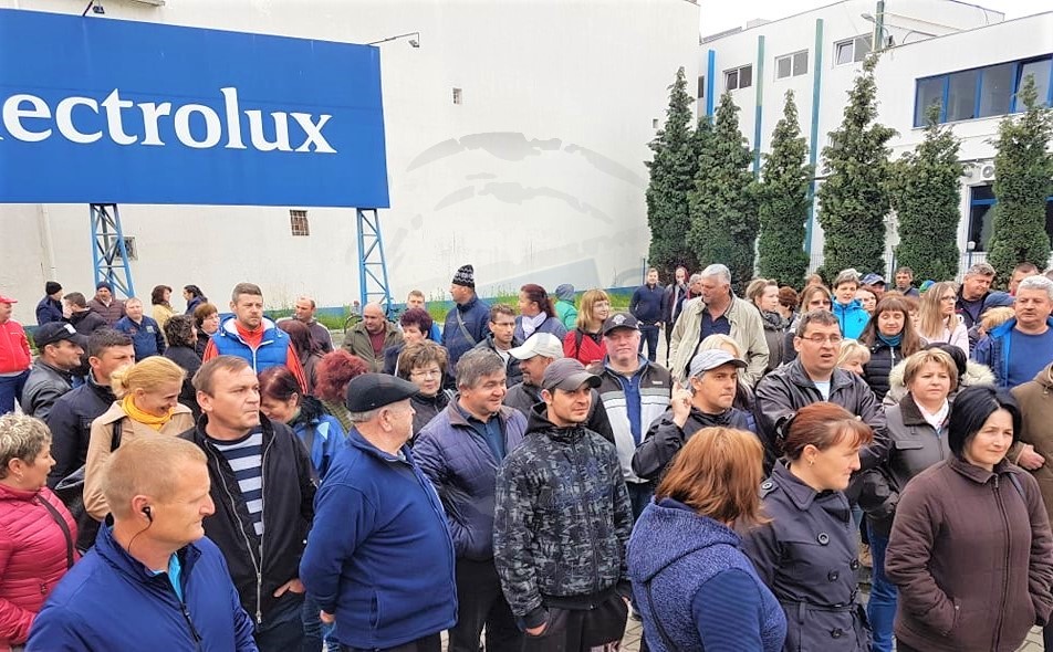 VIDEO. Discuții fără rezultate la Electrolux: "Ori la bal, ori la spital!"