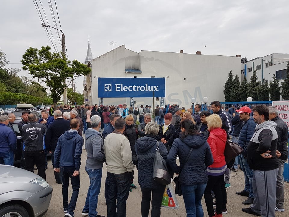 FOTO/VIDEO. Unii muncitori și-au dat demisia din sindicat. Liderii, apel către greviști