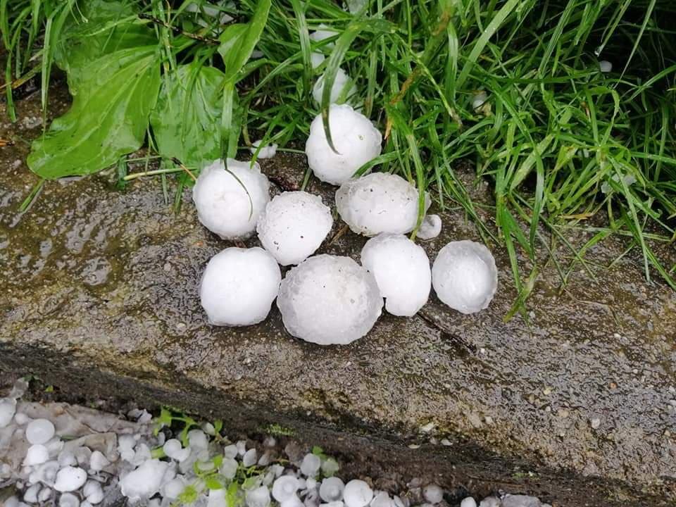 FOTO/VIDEO. Grindina provoacă distrugeri și la Baia Mare