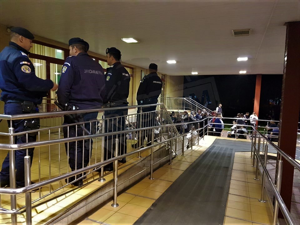 Jandarm atacat și lovit cu pumnul în figură. L-a împușcat pe unul dintre agresori