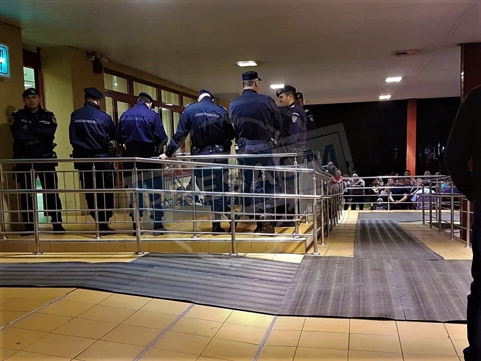 FOTO. UPU, sub "asediul" jandarmilor de circa patru ore. Zeci de aparținători ai fetiței așteaptă la ușa Unității