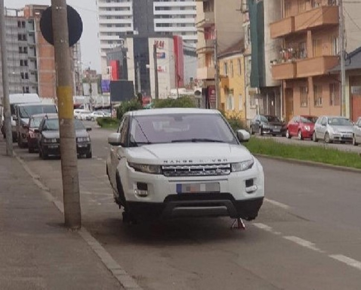 FOTO. Bolid rămas fără roți în centrul Sătmarului. Range Rover pe butuci