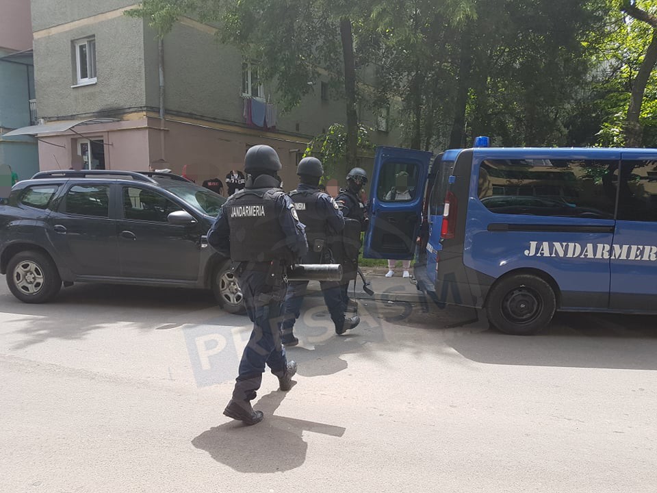 FOTO. Percheziții în municipiul Satu Mare. Vizată, o grupare specializată în trafic de droguri
