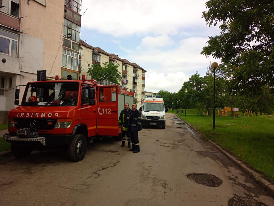 FOTO. S-a panicat când nu a putut deschide ușa. Au intervenit pompierii