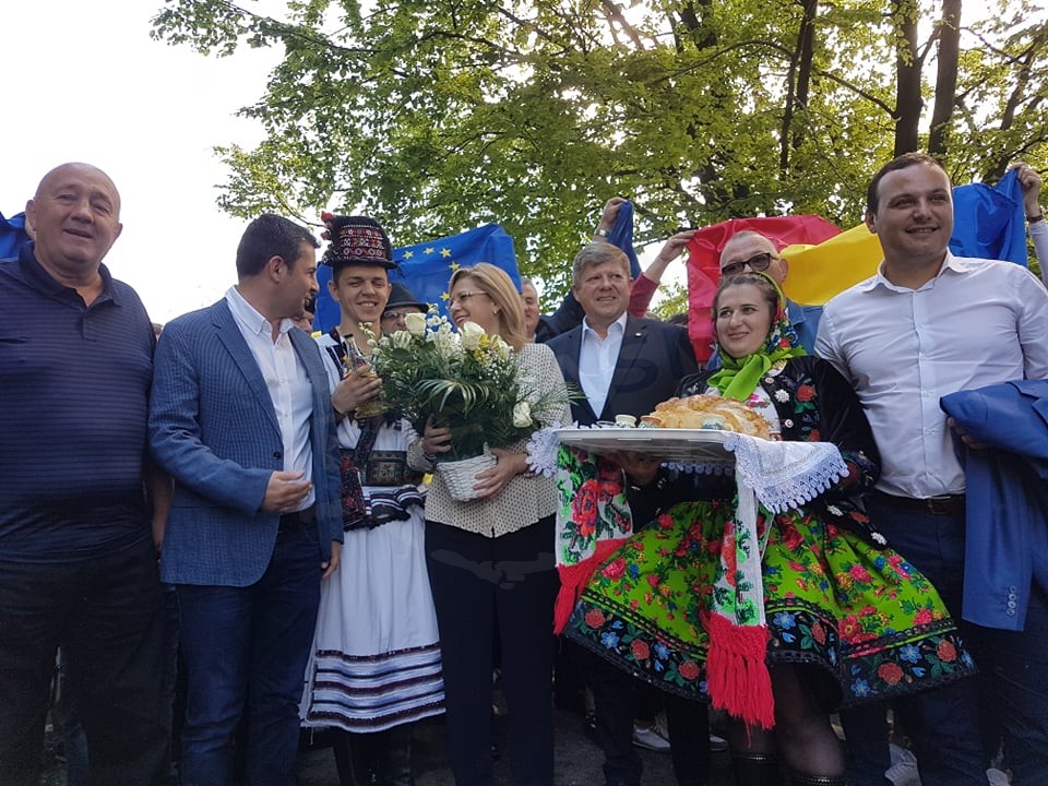 FOTOGALERIE. Comisarul Corina Crețu, la Sâmbra Oilor. Așteptată cu Tricolorul și steagul UE