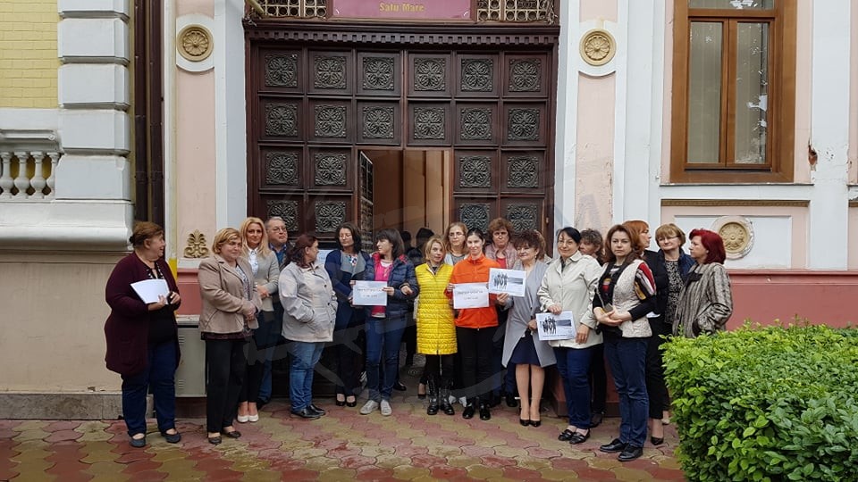 FOTO/VIDEO. Protest spontan la Casa de Pensii: "Legea salarizării, o mare dezamăgire! Viitorul nu arată deloc bine!"