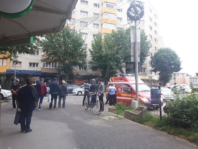 FOTO. Accident la intrarea în Micro 17. Biciclist, acroșat de un conducător auto