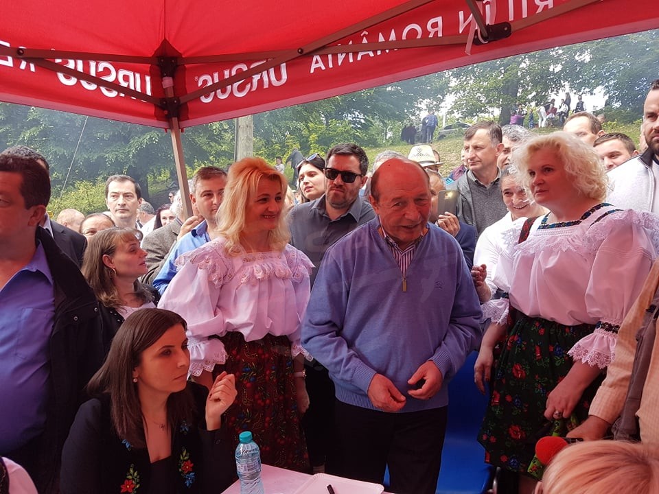FOTOGALERIE. Traian Băsescu a revenit la Sâmbra Oilor. Vasile Blaga, la discuții cu oșenii
