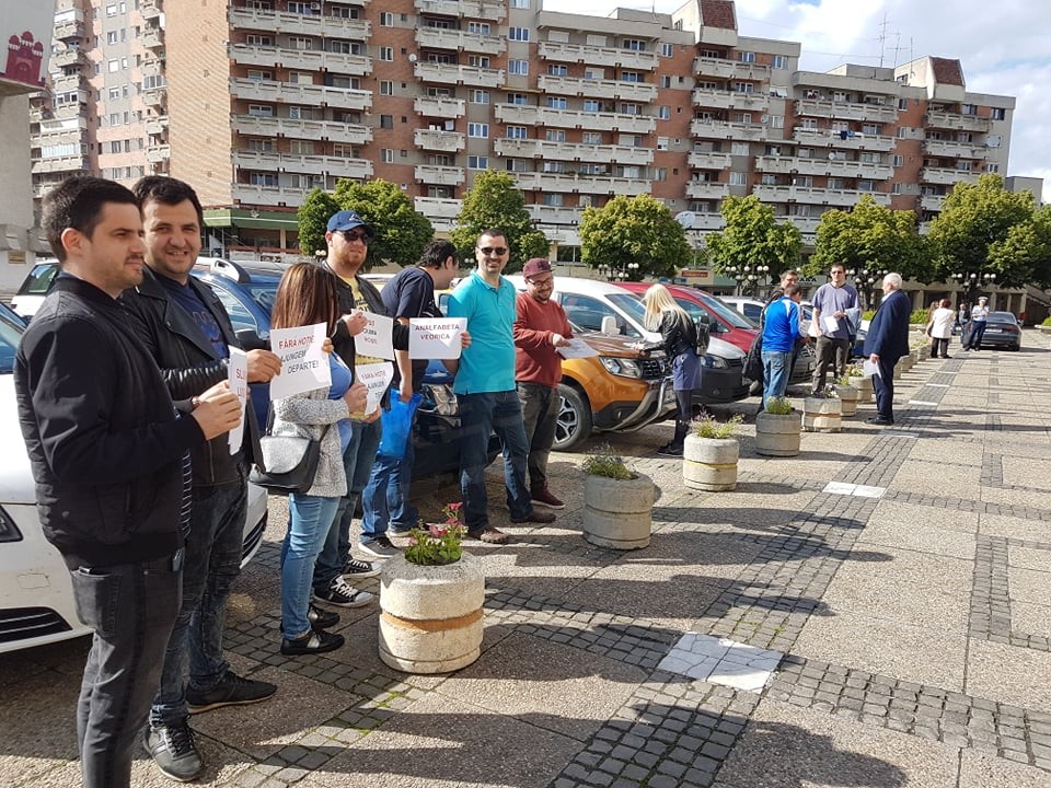 FOTO. Viorica Dăncilă, așteptată de protestatari. Ce mesaje transmit premierului