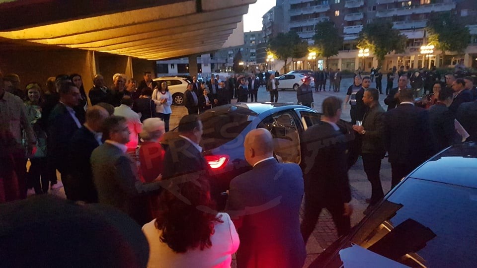 FOTO/VIDEO. Viorica Dăncilă, așteptată de protestatari și la ieșirea de la ședință