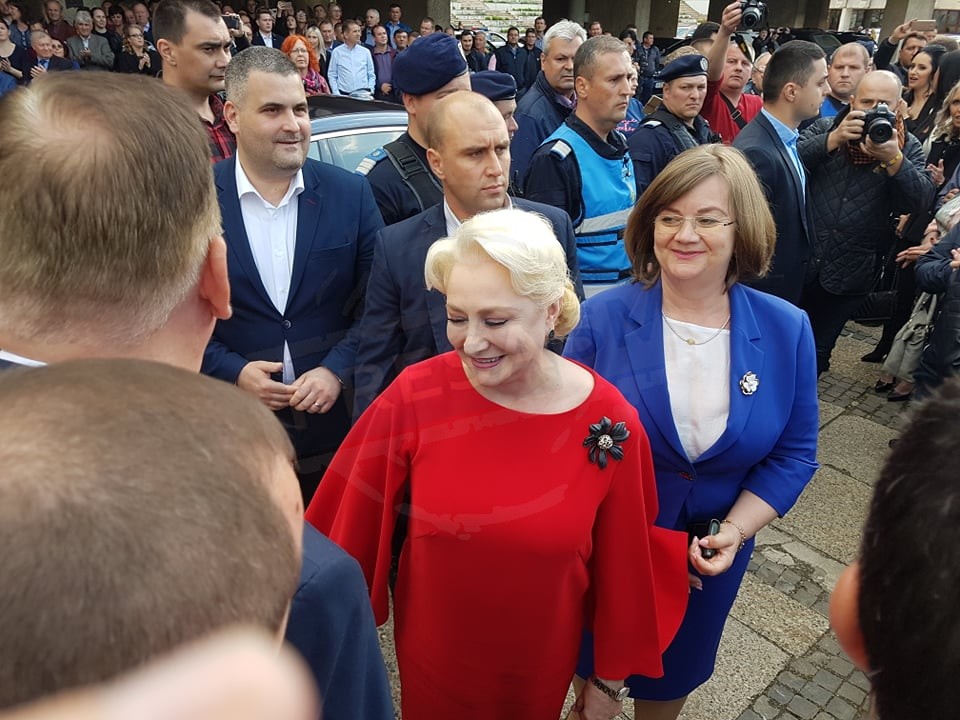 FOTO/VIDEO. Două Românii. Protestatarii sătmăreni, "față în față" cu premierul Dăncilă