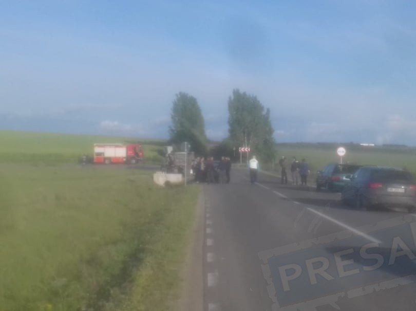 VIDEO. Beat și fără permis a intrat cu mașina într-o dubă. O femeie a fost rănită