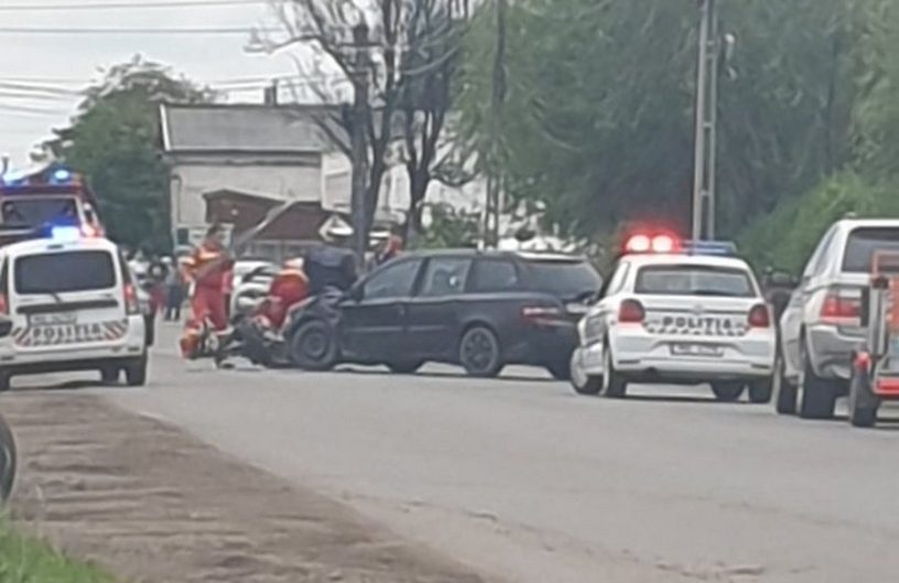 FOTO. Impact între o motocicletă și un autoturism. Motociclistul, la Urgență
