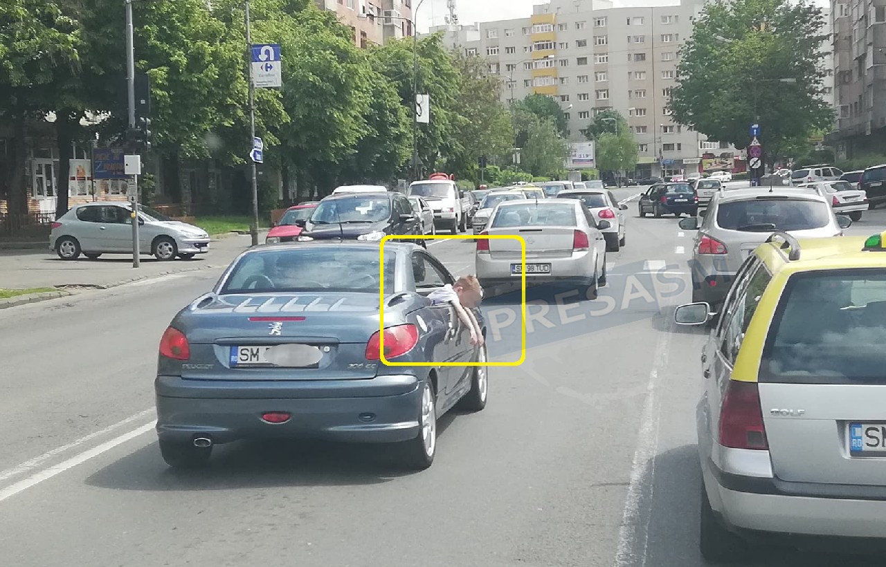 FOTO. Un copil face ”sport extrem” în Satu Mare, Aplecat peste portieră, în mers