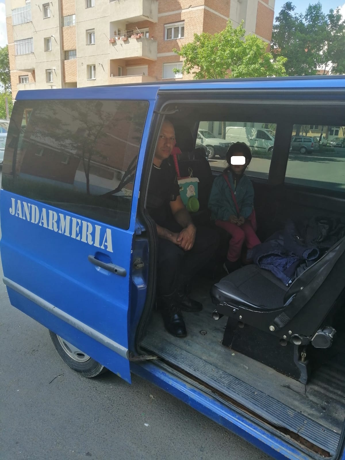 FOTO. Minoră pierdută pe străzile Sătmarului, după ce bunica a suferit un accident