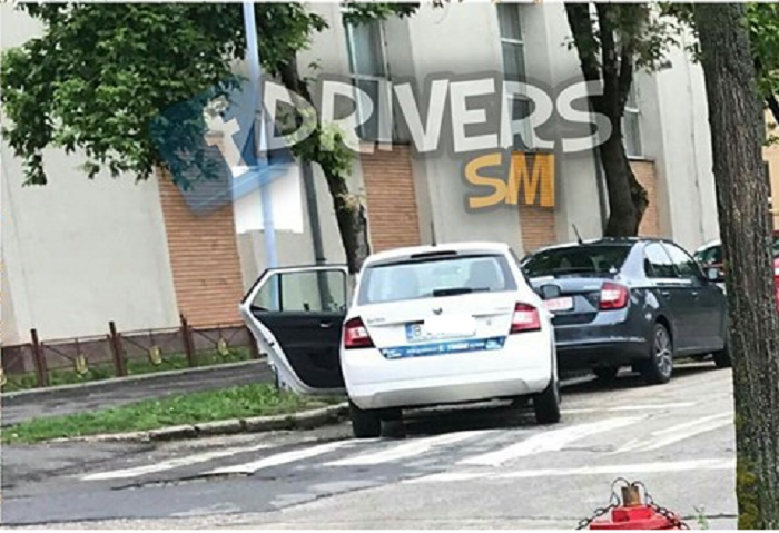 FOTO. O șoferiță a oferit ”parcarea” anului. A blocat mașina cu ușa deschisă