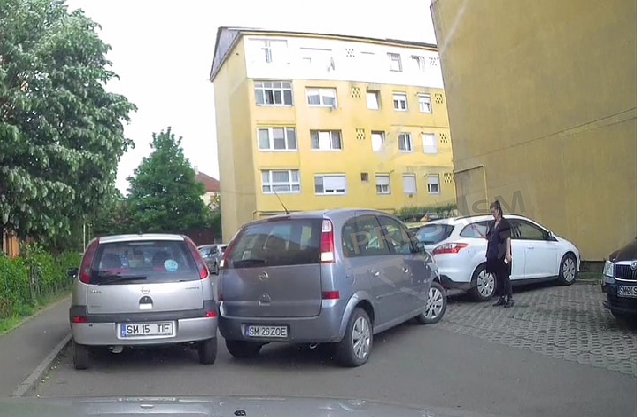 VIDEO. Cum parchează unii șoferi în Satu Mare. Lovesc și alte mașini și pleacă