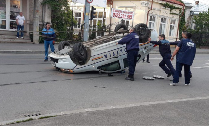 FOTO. Se întâmplă în România. Un polițist beat, cu mașina răsturnată