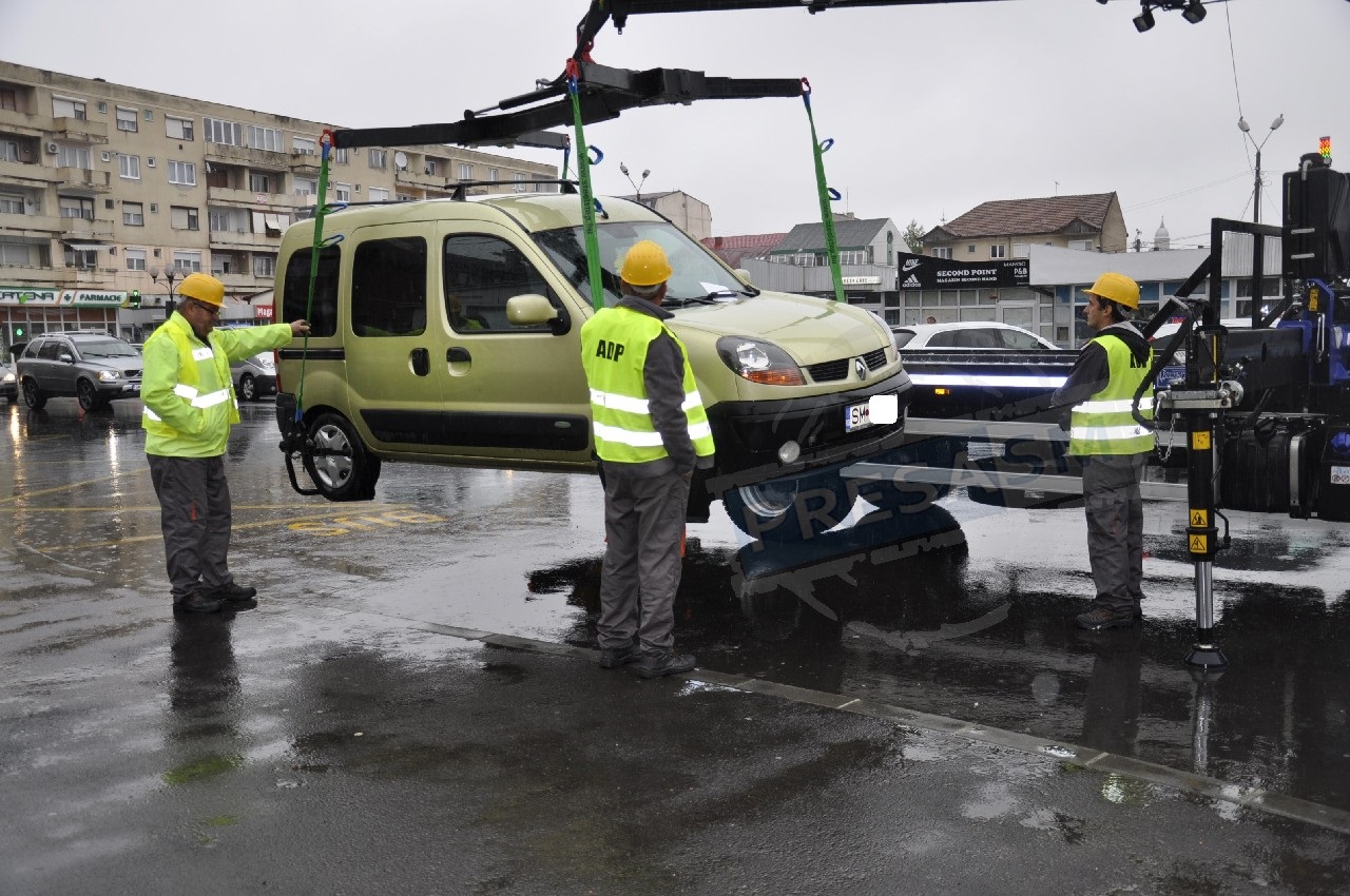 FOTOGALERIE. O femeie este prima victimă a echipei de ridicat mașini! A plătit amenda pe loc